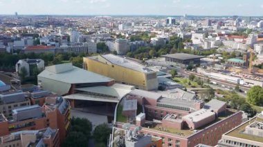 Berlin Filarmonisi ve çevresindeki binalar yukarıdan ele geçirildi. Altın konser salonu şehir manzarasına hakim..