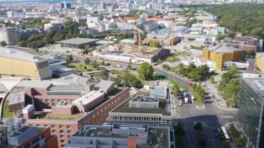 Berlin Filarmonisi 'nin hava manzarası, inşaat alanı ve yoğun yollar. Sarı binalar ve yeşil parklar şehrin modern ve tarihsel karışımının altını çiziyor.