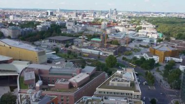 Filarmoni ve Neue Nationalgalerie ile Berlin 'in panoramik manzarası. Trafik ve otobüsler kültürel simgeler önünde işlek yollar boyunca ilerliyorlar.