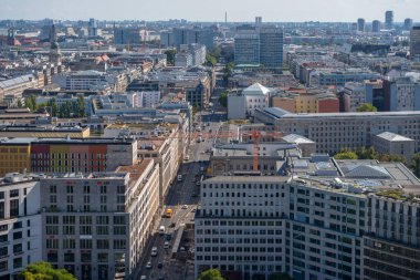Almanya 8 Eylül 2025. Önde Berlin Alışveriş Merkezi ile Berlin 'e bakın. Yoğun inşa edilmiş caddeler şehir manzarasını karakterize ediyor.