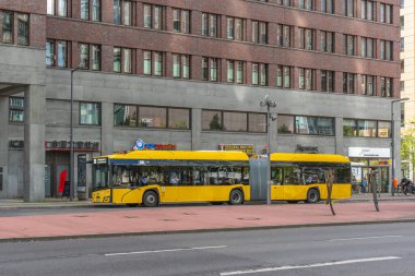 Almanya 8 Eylül 2025. Sarı bir BVG Berlin 'e giden 200 numaralı hat üzerinde eklemli otobüs. Trafik ışıklarında duran yolcular içeride otursun..