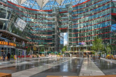 Almanya 8 Eylül 2025. Su, Gıda Salonu 'nun önündeki Sony Center' da baloncuk oluşturur. Sahneye modern cam mimarisi ve canlı bir atmosfer hakim oldu..