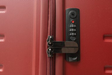 Şifreli kırmızı sert kabuklu bavul. Seyahat için güvenli depo.