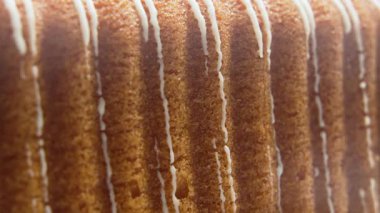 Video kek sırtı etrafında yakından döner. Buzlu damlalar fırınlanmış dokusunu vurgular.