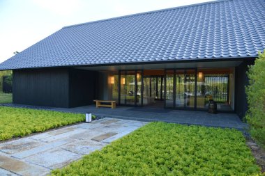 Gündüz şık modern binasında