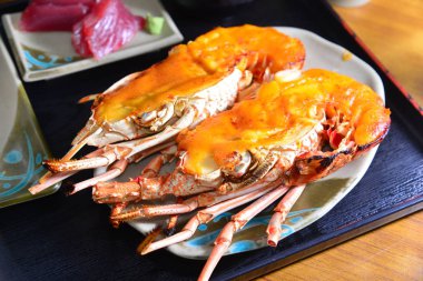 Geleneksel Japon yemekleri masada