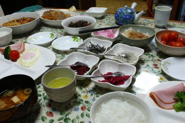 Geleneksel Japon yemekleri masada