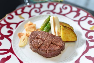 Geleneksel Japon yemekleri masada