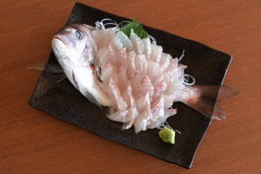 Bütün balık sashimi