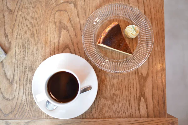 ホット コーヒーとテーブルの上のケーキ — ストック写真