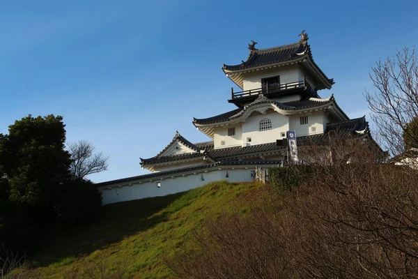 在蓝天背景上的角川城堡 — 图库照片