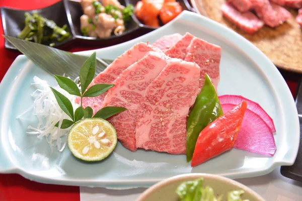 Wafuuyakiniku Toyamasodachi の牛肉のクローズ アップ富山日本 — ストック写真