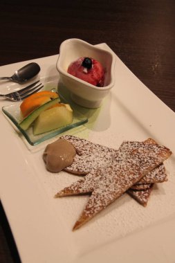 tatlı ve meyve plaka üzerinde 