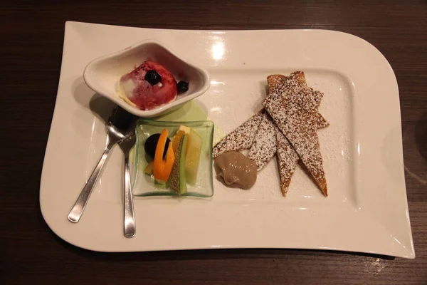 tatlı ve meyve plaka üzerinde 