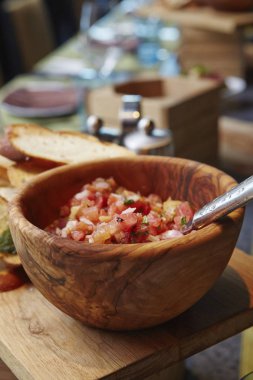 Ahşap kasede salata yakın çekim, Dubai, Birleşik Arap Emirlikleri