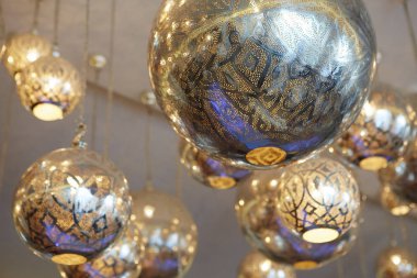 Hücrede asılı aydınlatma düşük açı çekim, Dubai, Birleşik Arap Emirlikleri