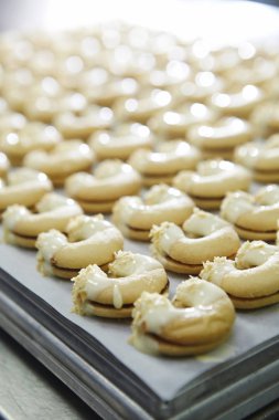 Tabakta üst üste tatlı yakın, Bateel Factory, Dubai, Birleşik Arap Emirlikleri