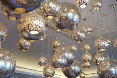 Hücrede asılı aydınlatma düşük açı çekim, Dubai, Birleşik Arap Emirlikleri