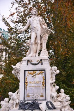 Mozart heykelinin düşük açı görünümü, Burggarten, Viyana, Avusturya