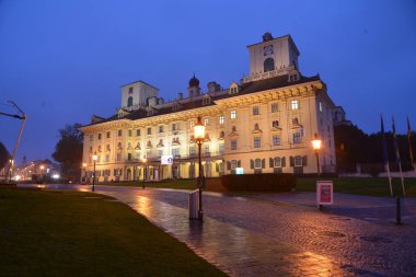 Schloss Esterhazy'nin gece manzarası, Rathaus, Viyana, Avusturya