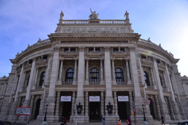 Burgtheater, Viyana, Avusturya'nın düşük açılı görünümü