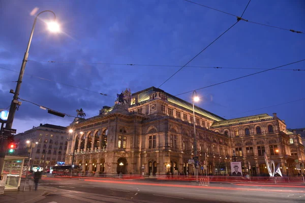 Световая Дорожка Против Опера Вена Австрия — стоковое фото