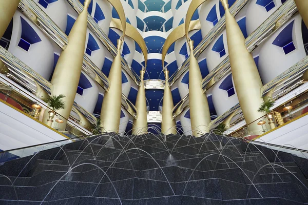 Visão Baixo Ângulo Interior Burj Arab Dubai Emirados Árabes Unidos — Fotografia de Stock