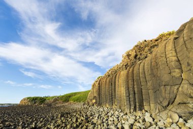 okyanus kıyısında güneş ışıklı kayalıklar