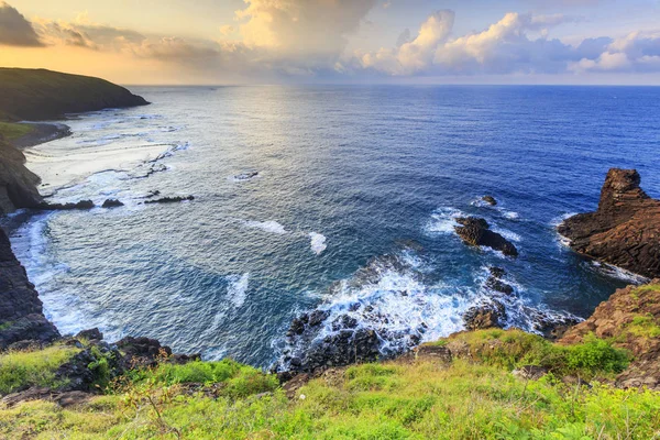 Falésias Pelo Oceano Com Ondas Surf Luz Pôr Sol — Fotografia de Stock