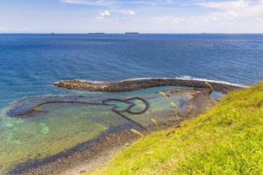 okyanus kıyısında yeşil kaplı kayalıklar