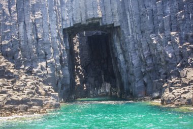 turkuaz su ile taş mağara görünümü