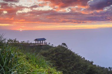 gün batımı gökyüzünde yeşil tepeüzerinde yazlık