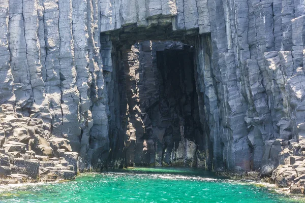 Pohled Kamennou Jeskyni Tyrkysovou Vodou — Stock fotografie