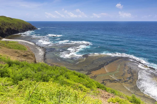 Falésias Verdes Cobertas Pela Costa Oceânica — Fotografia de Stock