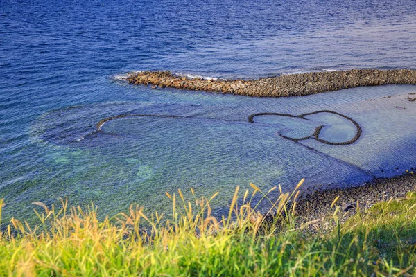Naturskön Utsikt Över Havsstranden Klippor Vatten — Stockfoto