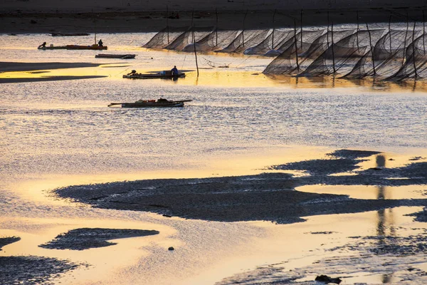 漁網と曇り夕日の空とビーチ — ストック写真