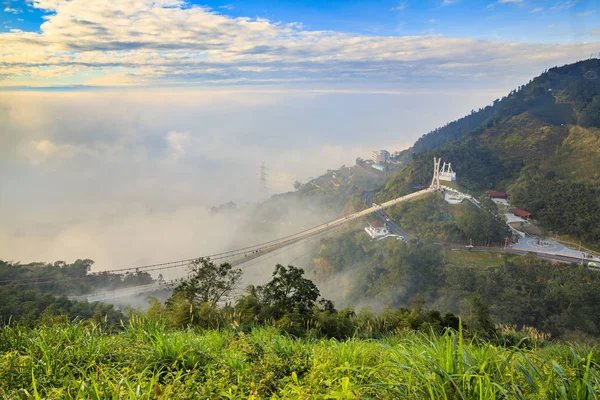 橋と曇り空の緑の山岳風景 — ストック写真