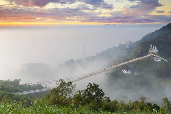 Köprü Bulutlu Gökyüzü Ile Yeşil Dağlık Manzara — Stok fotoğraf