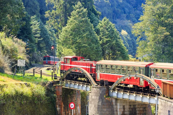 Red Train Moving Bridge Mountainous Scene — Stock Photo, Image