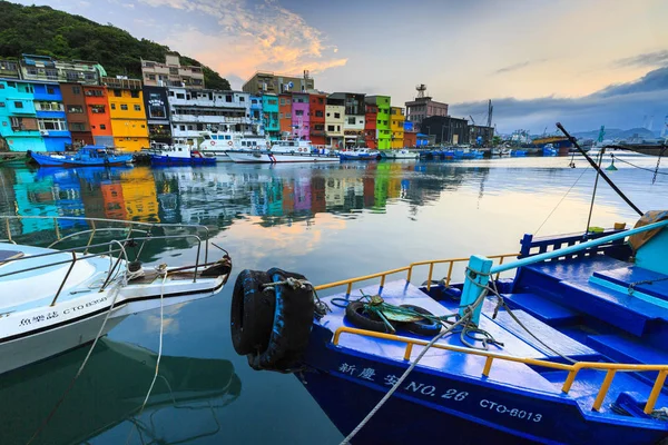 停泊在水面上的船与彩色建筑的背景 — 图库照片
