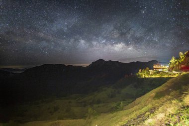yıldızlı gece gökyüzü ile mount yolda ışık izleri