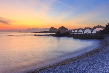 gün batımında kemerler constuction ile deniz manzara