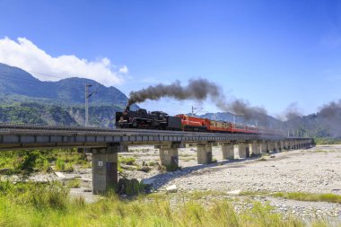 parlak güneş ışığı altında köprüüzerinde hareket duman ile tren