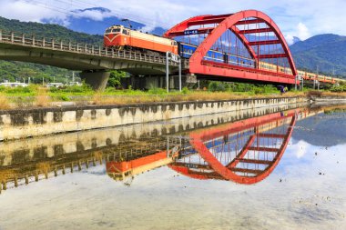 köprüde hareket eden tren in su yansıtan