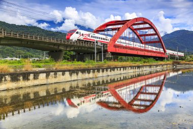 köprüde hareket eden tren in su yansıtan