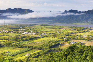 vadi köy binaları ve bulutlar ile uzak kayalar