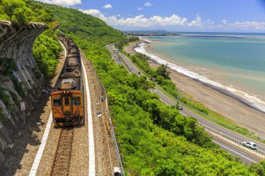okyanus tarafından uçurum demiryolu üzerinde hareket eden tren 