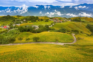 vadi köy binaları ve bulutlar ile uzak kayalar