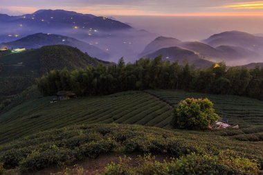 akşam güneş ışığında tarım alanları ile dağlık manzara