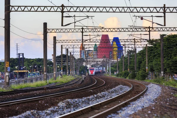 Hareketli Tren Ile Demiryolu Endüstriyel Görünümü — Stok fotoğraf